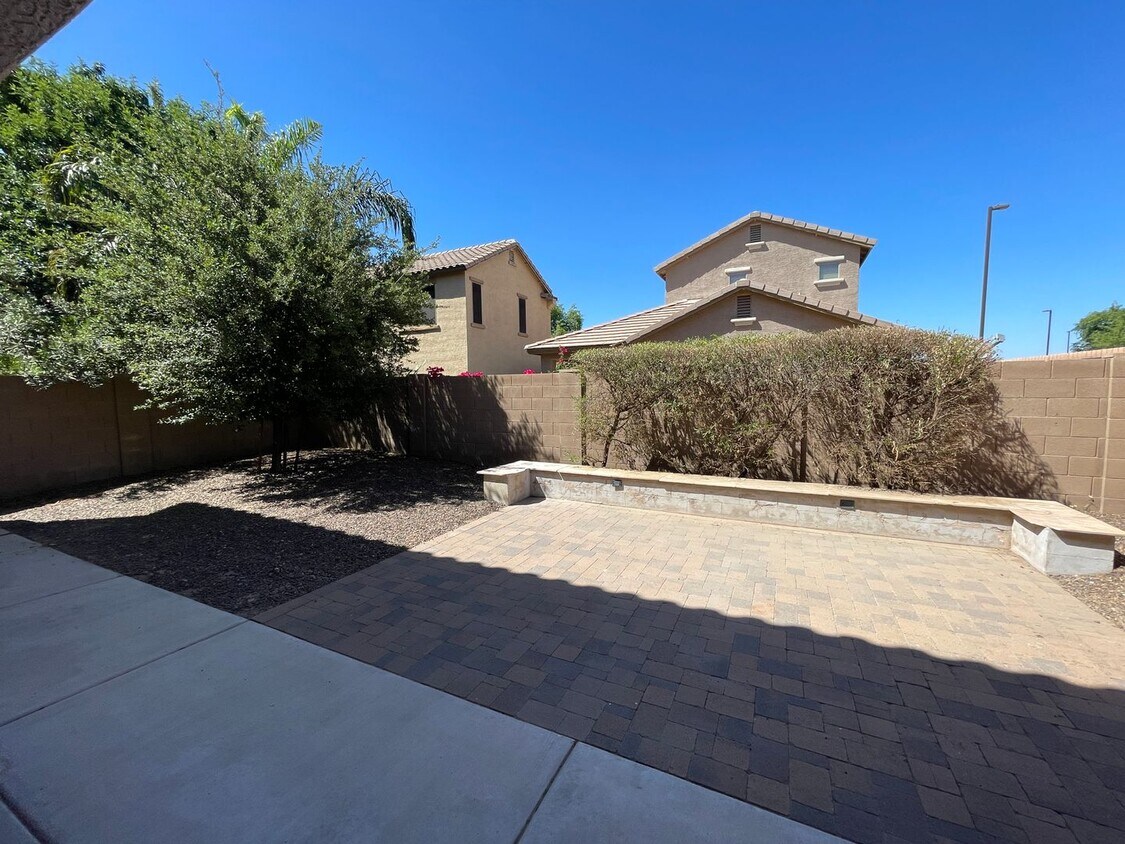 Foto del edificio - Community pool *Covered back patio with ex...