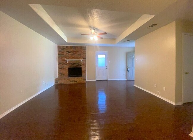 Foto del edificio - Duplex 2/2 with 2 car garage pre-leasing i...