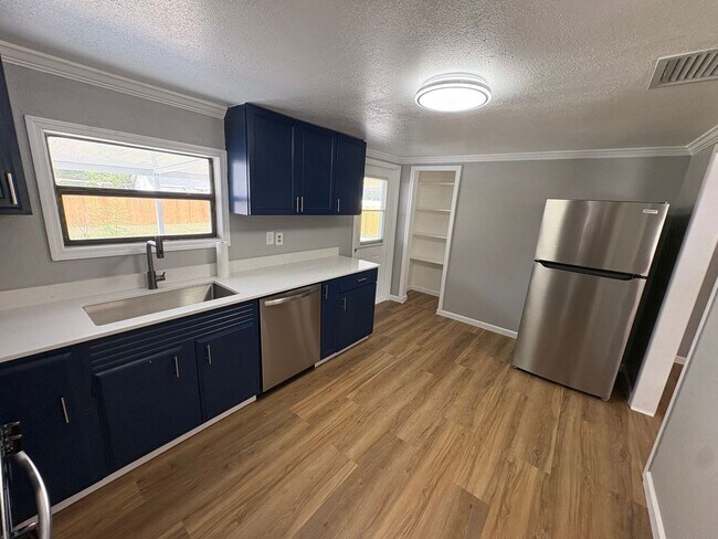 Foto del edificio - 2 Bed 1 Bath Single Family w/ Fenced Backyard