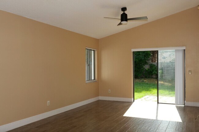 Building Photo - Spacious & Bright 2BD/1BA Home – Move-In R...