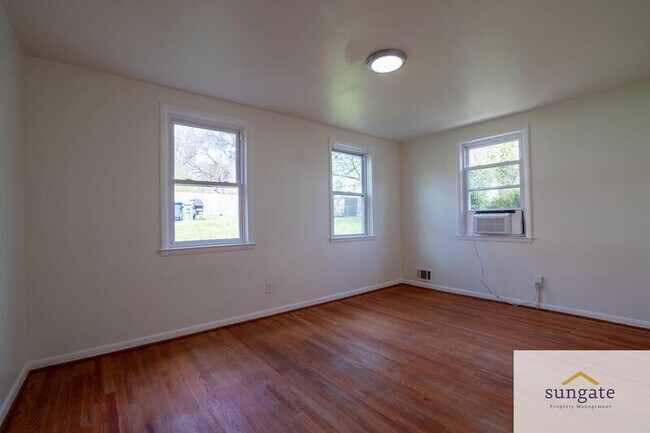 Foto del edificio - 4615 Luerssen Ave