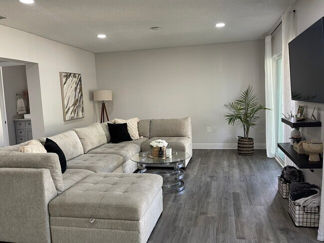 Building Photo - 8811 Bay Pointe Dr