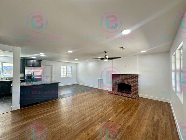 Foto del edificio - Modern 3-Bed Home with Fireplace, Backyard Entertaining Space & Prime Location