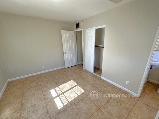 Building Photo - 2417 W Osborn Rd