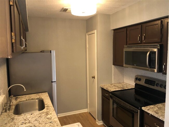 Building Photo - 10615 Briar Forest Dr