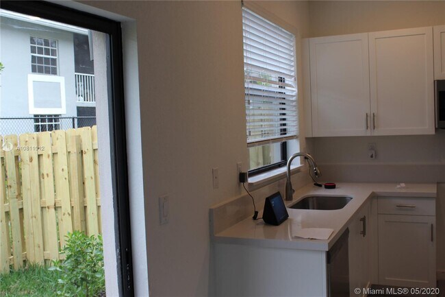 Building Photo - 321 NE 208 TER  321 Miami Fl 33179