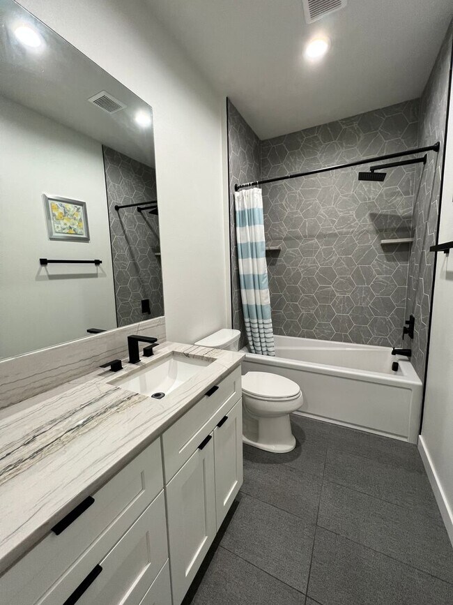 Foto del edificio - Newer Construction Condos in Moses Pointe!