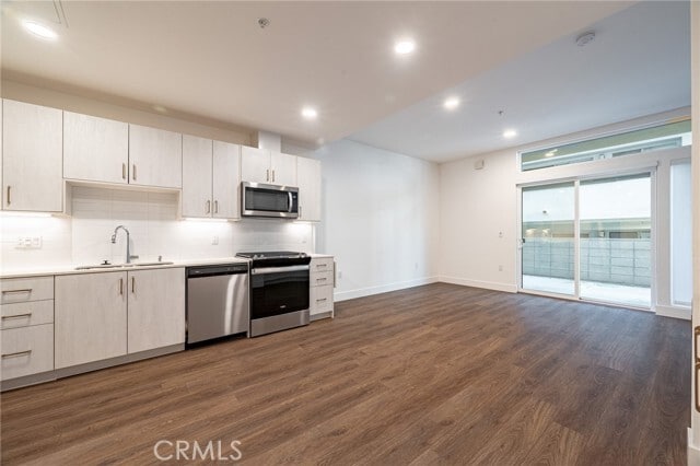 Building Photo - 709 E Walnut St