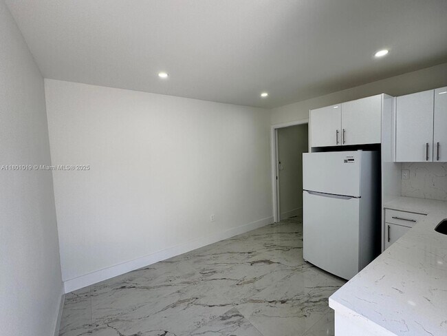 Building Photo - 11000 SW 47th Terrace