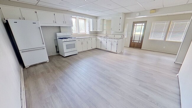 Building Photo - Duplex