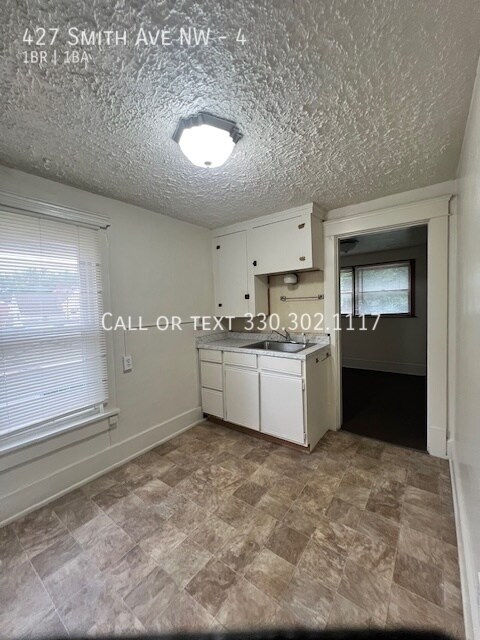 Foto del edificio - Spacious second level apartment in Canton NW