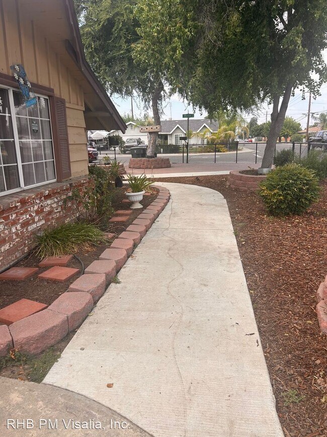 Foto del edificio - 5 br, 2 bath House - 833 E Myrtle Ave