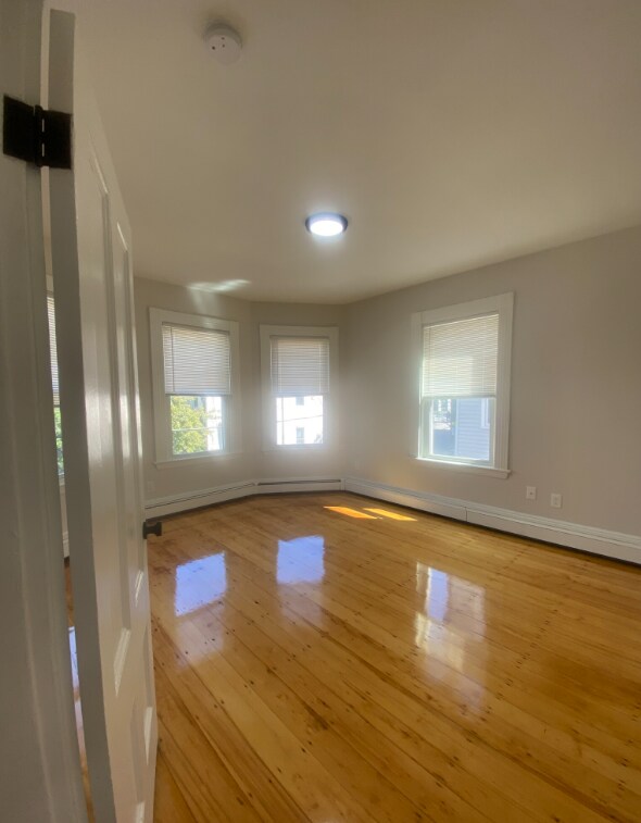 Building Photo - 10 Clary St