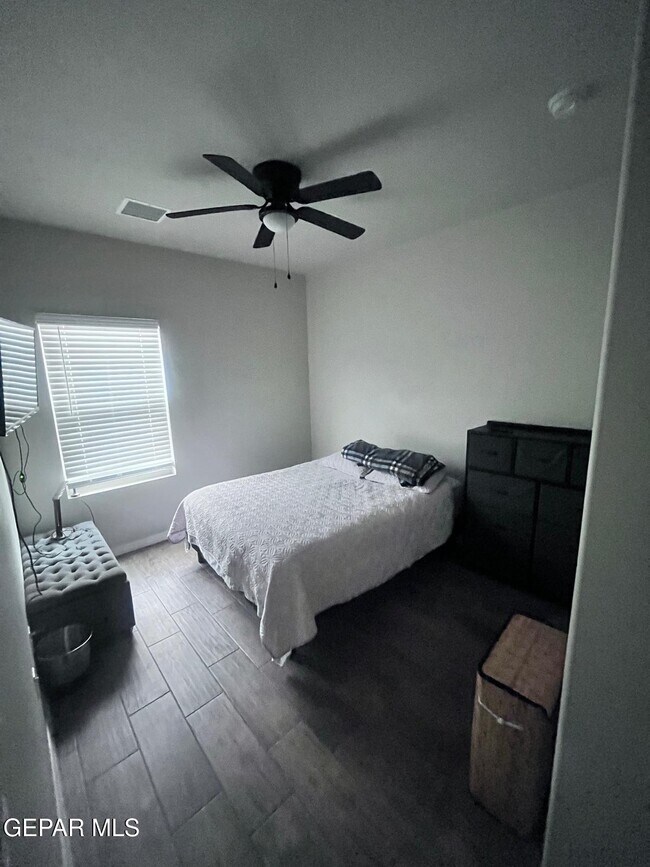 Foto del edificio - 12873 Haxby St