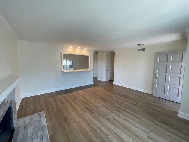 Foto del edificio - Upgraded 3 Bed, 2 Bath with large family room!