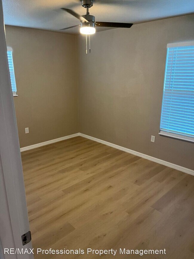 Foto del edificio - 3 br, 1 bath House - 657 NE Denver Street
