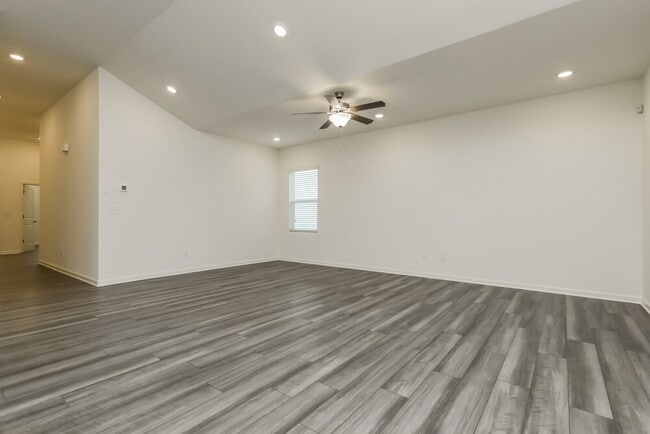 Foto del edificio - 7018 Rochford Dr