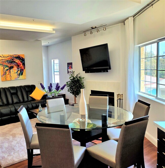Dining table - 919 W Lewis St