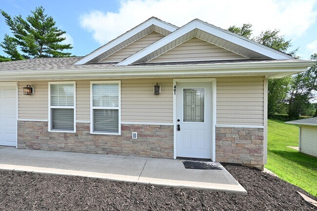 Building Photo - Nice 3 bedroom, 2 bath Duplex with 1 car g...