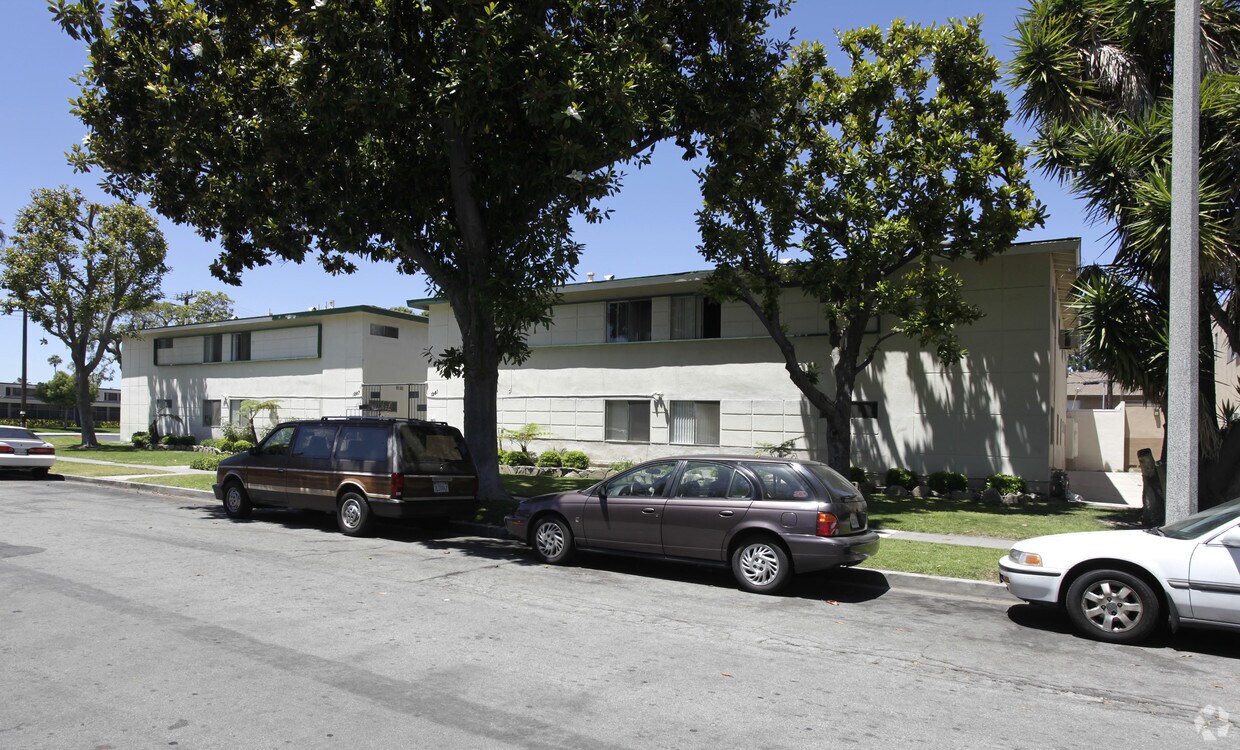 Building Photo - Loara Apartments