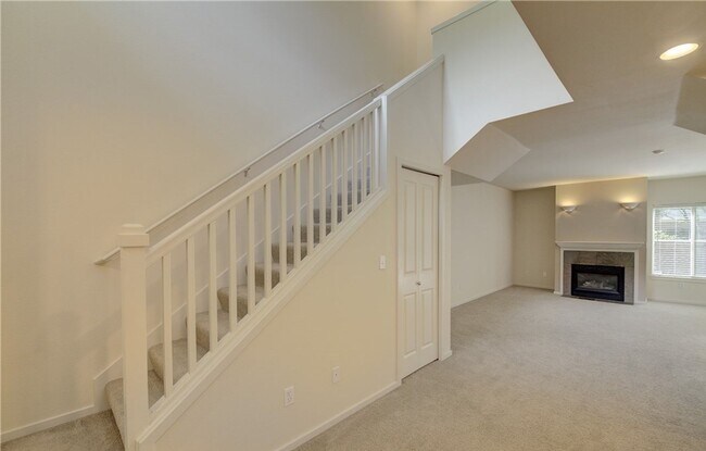Building Photo - 2bd/2.5ba Redmond Townhouse