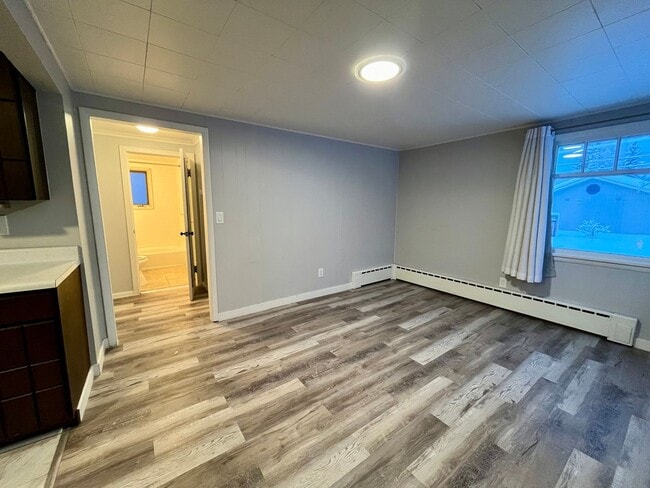 Building Photo - Dog friendly 2 bedroom home in town