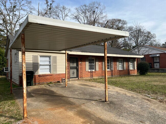 Foto del edificio - 3 bedroom 1 bathroom brick home in West Tu...