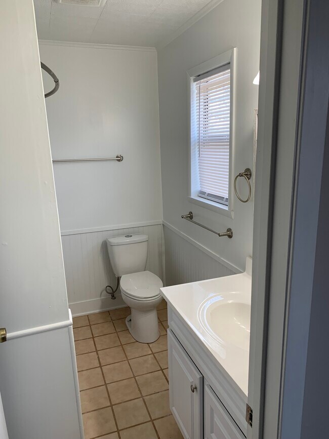 Building Photo - 164 S School St