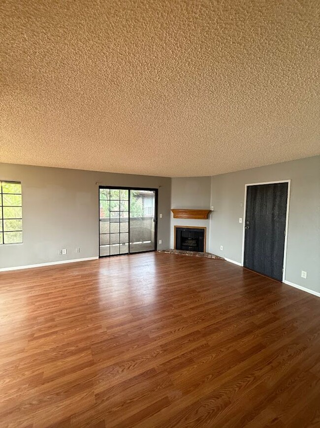 Building Photo - Spacious 1 Bedroom, 1 Bathroom Condominium...