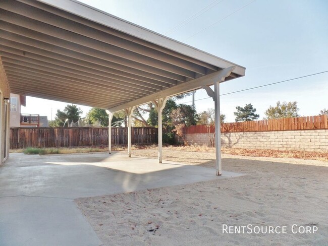 Building Photo - 5 Bedroom Home For Rent in Palmdale