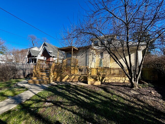 Building Photo - STUNNING BEECHMONT HOME WITH SOLAR PANELS ...