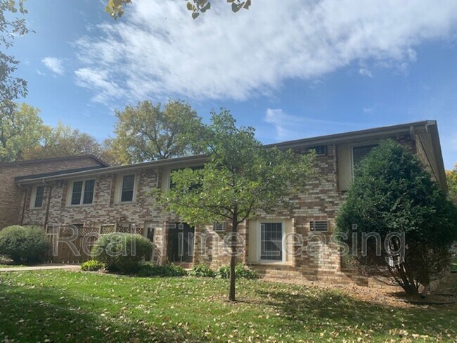 Foto del edificio - 4654 Cedar Lake Rd S