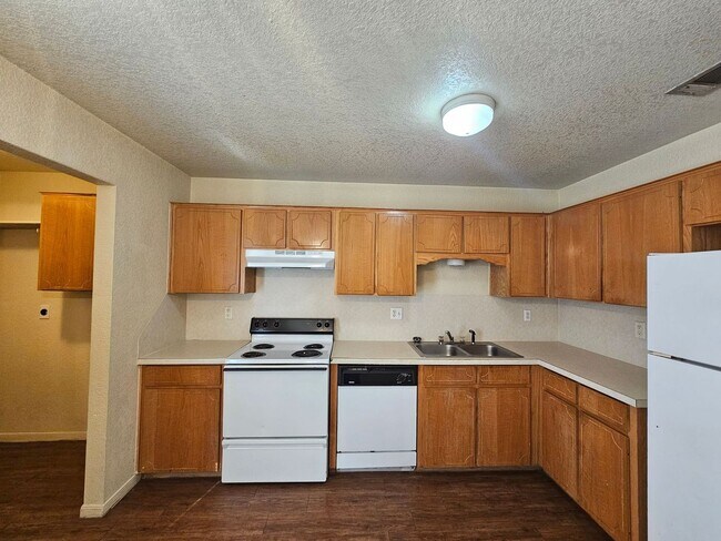 Foto del edificio - AVAILABLE NOW!