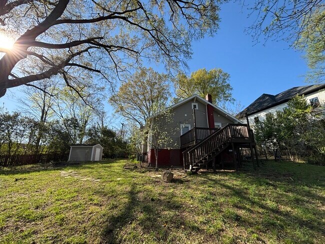 Foto del edificio - 2 Bedroom, 1.5 Baths Charming Bungalow located near Plaza Midwood