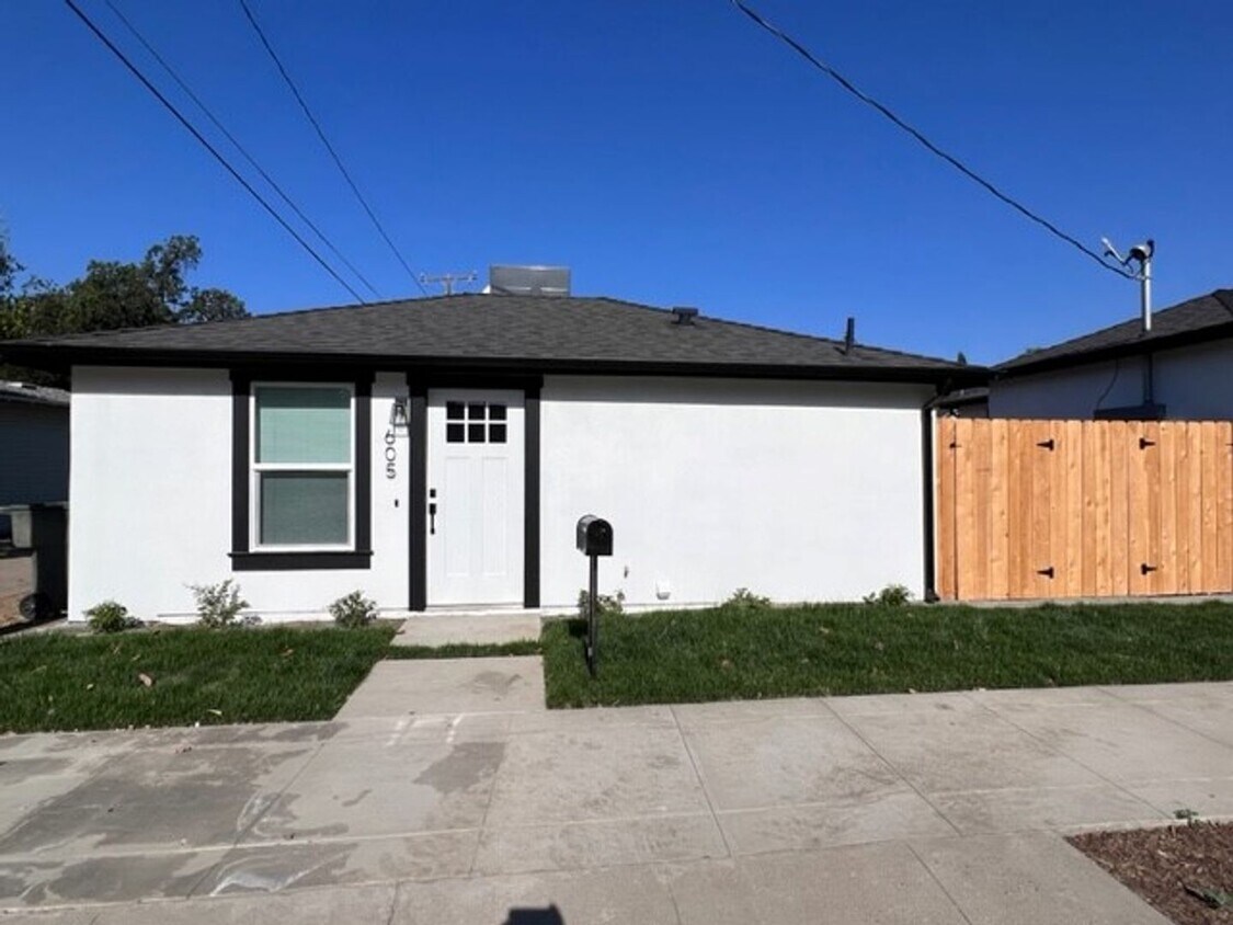 601 W Kaweah Ave Unit 605 A, Visalia, CA 93277 Room for Rent in