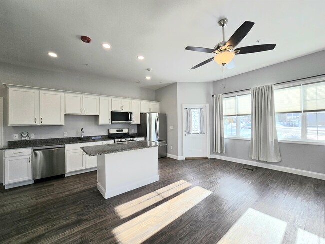 Foto del edificio - 2 Railroad Ave