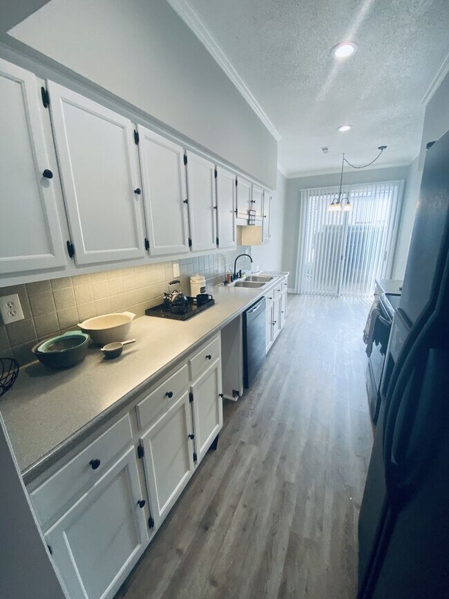 Foto del edificio - Coming Soon.... Spacious 3 Bedroom 2.5 Bath Townhome!!