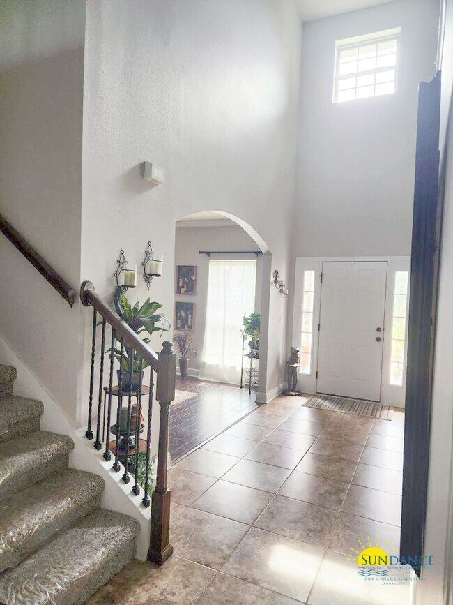 Building Photo - Luxurious 6-Bedroom Home in a Great Neighb...