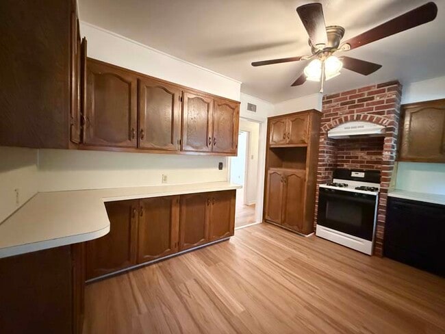 Building Photo - 121 N 28th St