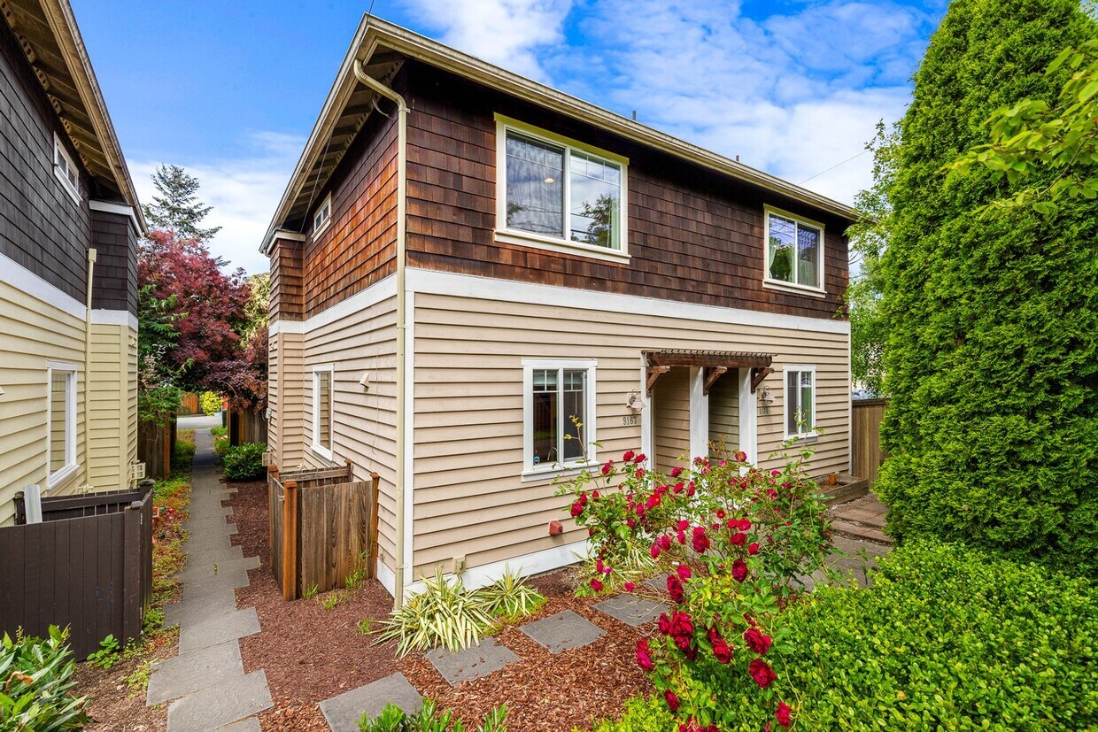 Primary Photo - Spacious Wedgewood 2 Bedroom Cottage Townhome