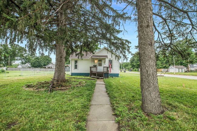 Building Photo - Quaint and Cozy One Bedroom Furnished Home...