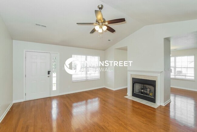 Foto del edificio - 4 Bedroom Pet-Friendly Home in KNOXVILLE, TN with Main Street Renewal