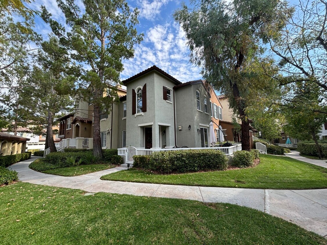 Primary Photo - 2 Bedroom Townhome for Rent in Valencia!