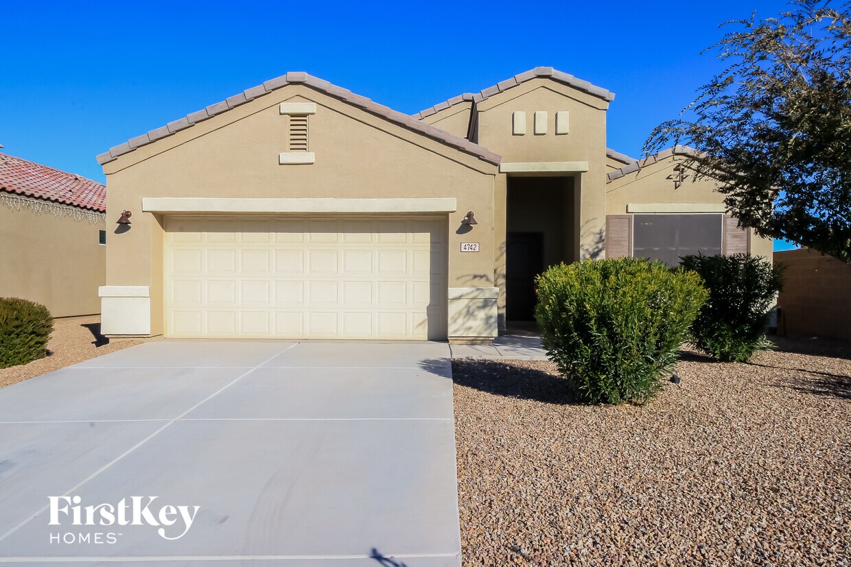 Primary Photo - 4742 E Pearl Rd