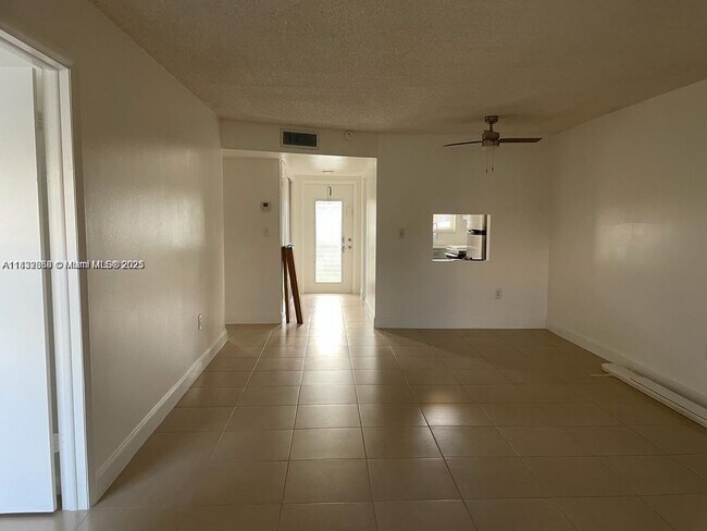 Foto del edificio - 8325 Sunrise Lakes Blvd