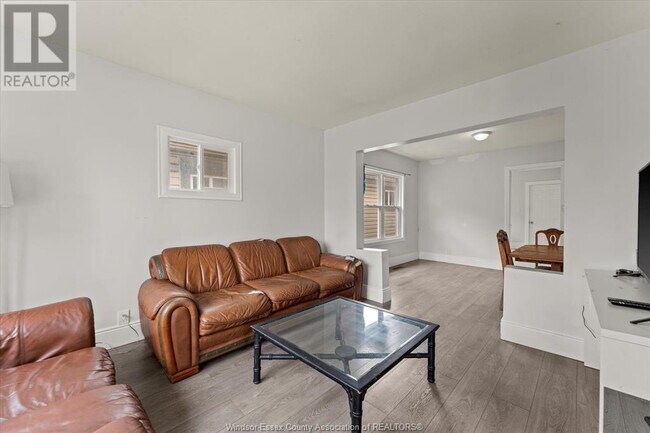 Photo du bâtiment - 1353 Mckay Av