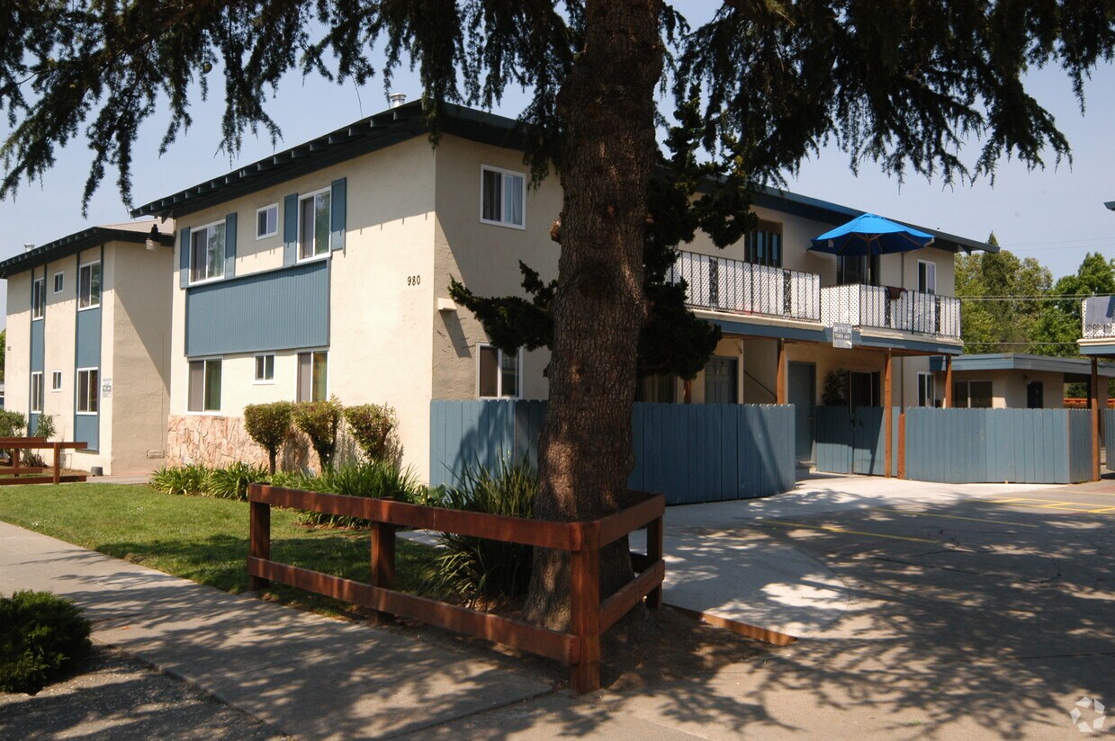 Primary Photo - 980-1000 Ravenscourt Ave