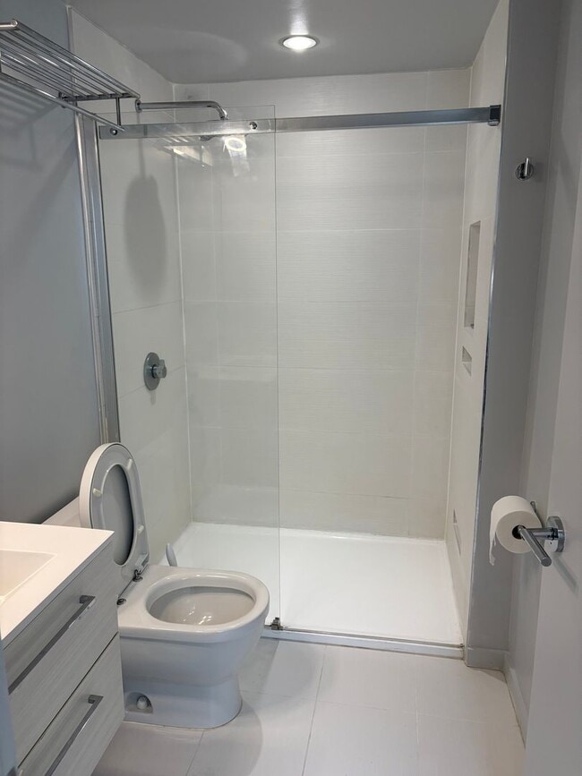 Building Photo - Modern Studio Apartment in Adams Morgan
