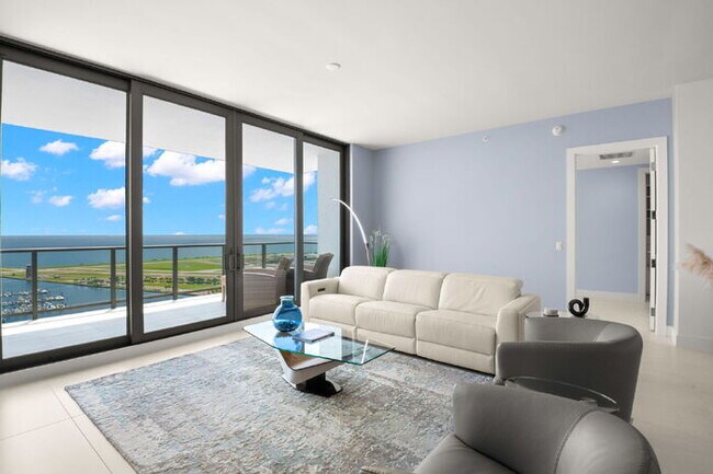 Foto del edificio - LUXURY Fully Furnished Condo in Saltaire For Rent!