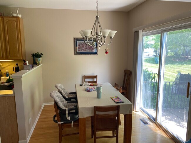 Foto del edificio - 2221 Stoughton Dr
